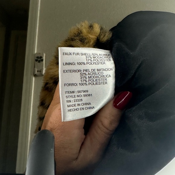 Kristen Blake Black Faux Fur Vest - Picture 4 of 4